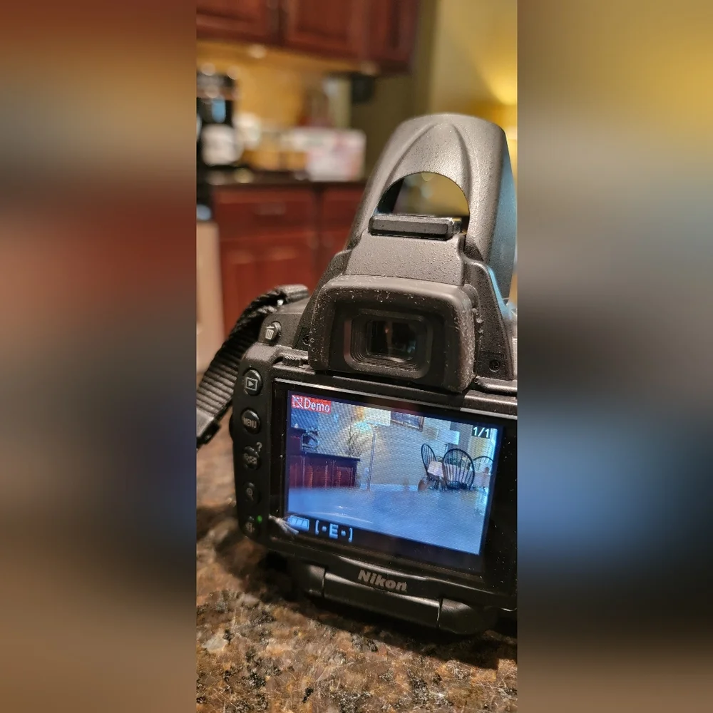 Nikon D5000 AF-S Nikkor 18-55mm Camera